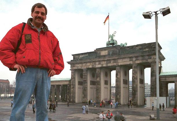 Berlin, Februar 1990 - unser Autor Helmut Möller steht auf der noch vorhandenen Berliner Mauer vor dem Brandenburger Tor