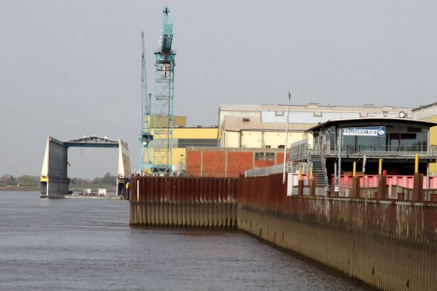 Bremen-Vegesack - Hallen und Schwimmdock der Lürssen-Werft auf dem Gelände des früheren Bremer Vulkans