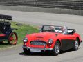 Ein Austin-Healey 3000 Mk III fegt auf dem Autodrom in Mulhouse im Elsass gepflegt um die Kurven