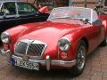 Ein bestens gepflegter MG A Roadster der ersten Generation in roter Metallic-Lackierung