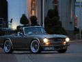 Ein Triumph TR 6 Roadster mit Speichenfelgen und Weisswandreifen als 'K&ouml;nig der Nacht'