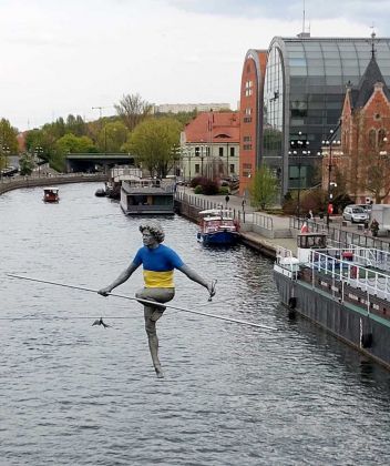 Bydgoszcz, Bromberg - die moderne Skulptur des Seiltänzers über der Brda Bydgoszcz, Bromberg - die moderne Skulptur des Seiltänzers über der Brda