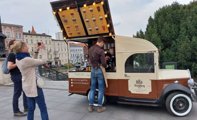 Bydgoszcz, Bromberg - auf alt getrimmtes Kaffee-Auto auf der Brücke über die Brda Bydgoszcz, Bromberg - auf alt getrimmtes Kaffee-Auto auf der Brücke über die Brda