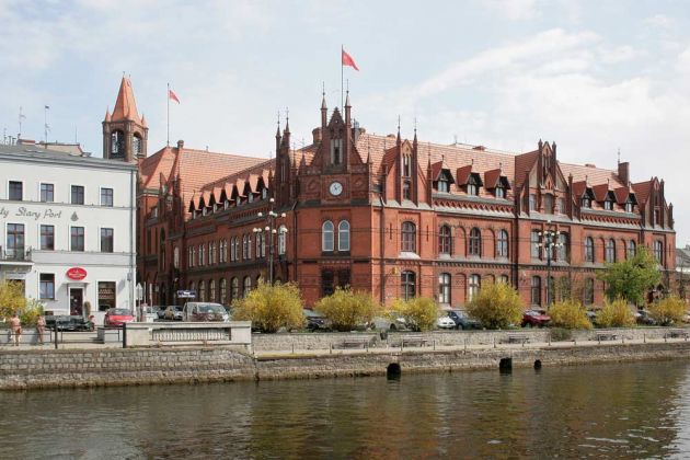 Bydgoszcz, Bromberg - das Hauptpostgebäude im Neogotischen Stil Bydgoszcz, Bromberg - das Hauptpostgebäude im Neogotischen Stil