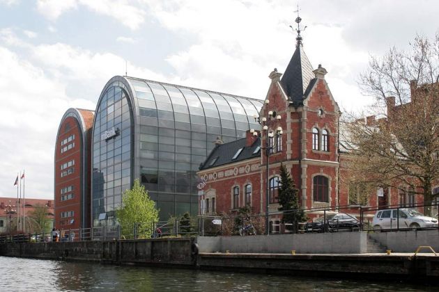 Bydgoszcz, Bromberg - der Lloyd-Palast und moderne Bürübauten an der Brda Bydgoszcz, Bromberg - der Lloyd-Palast und moderne Bürübauten an der Brda