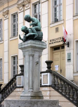 Bydgoszcz, Bromberg - 'Spielende Kinder mit einer Gans', ein Brunnen aus dem Jahre 1909 auf dem Stary Rynek Bydgoszcz, Bromberg - 'Spielende Kinder mit einer Gans', ein Brunnen aus dem Jahre 1909 auf dem Stary Rynek