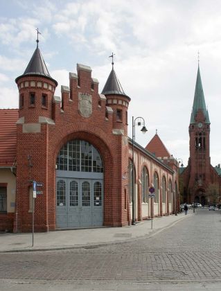 Bydgoszcz, Bromberg -- die historische Markthalle und die St. Andrew Bobola Kirche Bydgoszcz, Bromberg -- die historische Markthalle und die St. Andrew Bobola Kirche