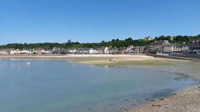 Cancale an der Côte d’Émeraude - der Badestrand 'Plage de Cancale' vor der langen Promenade Quai Gambetta