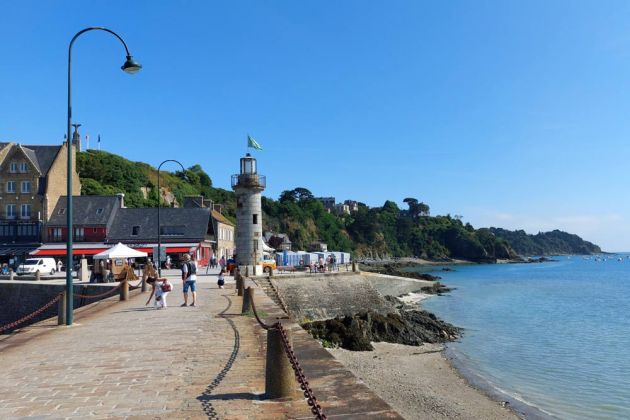 Cancale an der Côte d’Émeraude - der Blick von der Hafenmole 'Cale de la Fenêtre' aus dem 19. Jahrhundert auf den 12 Meter hohen Leuchtturm Phare de la Houle Cancale an der Côte d’Émeraude - der Blick von der Hafenmole 'Cale de la Fenêtre' aus dem 19. Jahrhundert auf den 12 Meter hohen Leuchtturm Phare de la Houle
