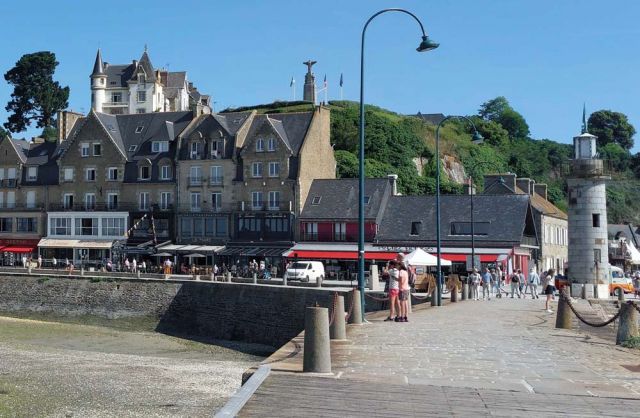 Cancale an der Côte d’Émeraude - der Blick von der Hafenmole 'Cale de la Fenêtre' aus dem 19. Jahrhundert auf den 12 Meter hohen Leuchtturm Phare de la Houle Cancale an der Côte d’Émeraude - der Blick von der Hafenmole 'Cale de la Fenêtre' aus dem 19. Jahrhundert auf den 12 Meter hohen Leuchtturm Phare de la Houle