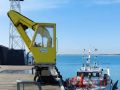 Cancale an der C&ocirc;te d&rsquo;&Eacute;meraude - die Hafeneinfahrt an der 'Cale de la Fen&ecirc;tre' mit dem st&auml;hlernen Gittermast und dem Leuchtfeuer