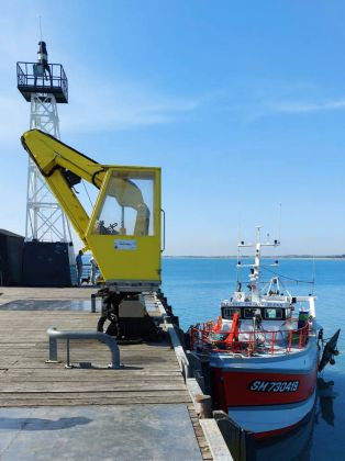 Cancale an der Côte d’Émeraude - die Hafeneinfahrt an der 'Cale de la Fenêtre' mit dem stählernen Gittermast und dem Leuchtfeuer Cancale an der Côte d’Émeraude - die Hafeneinfahrt an der 'Cale de la Fenêtre' mit dem stählernen Gittermast und dem Leuchtfeuer
