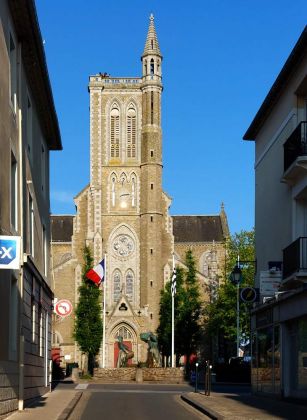 In der historischen Oberstadt von Cancale - die zwischen 1715 und 1727 erbaute Kirche Saint-Méen an der Place de la République In der historischen Oberstadt von Cancale - die zwischen 1715 und 1727 erbaute Kirche Saint-Méen an der Place de la République