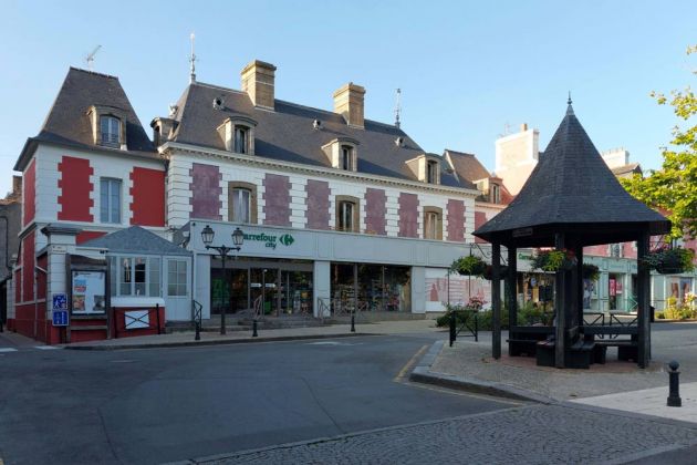 Historische Gebäude an der Place de la République in der historischen Oberstadt von Cancale Historische Gebäude an der Place de la République in der historischen Oberstadt von Cancale