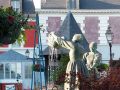 Der Brunnen der Austernw&auml;scherinnen an der Place de la R&eacute;publique in der historischen Oberstadt von Cancale