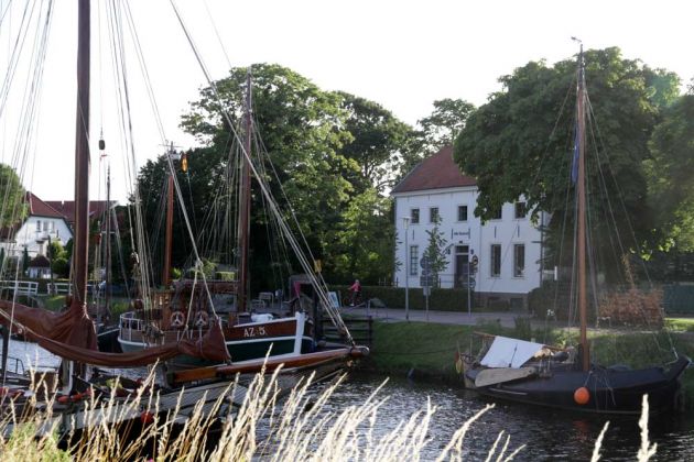 Das Deutsche Sielhafenmuseum in Carolinensiel - der Segelkutter AZ:5 vor der Alten Pastorei Das Deutsche Sielhafenmuseum in Carolinensiel - der Segelkutter AZ:5 vor der Alten Pastorei