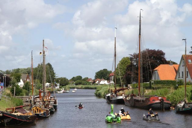 Carolinensiel in Ostfriesland - der Museumshafen auf der Harle mit historischen Plattboden-Seglern Carolinensiel in Ostfriesland - der Museumshafen auf der Harle mit historischen Plattboden-Seglern
