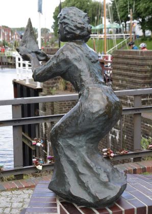 'Caroline' - die Skulptur über dem Sieltor am Hafen West - Wittmund-Carolinensiel 'Caroline' - die Skulptur über dem Sieltor am Hafen West - Wittmund-Carolinensiel