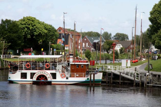Carolinensiel in Ostfriesland - der Raddampfer 'Concordia II' erreicht seinen Liegeplatz im Museumshafen Carolinensiel in Ostfriesland - der Raddampfer 'Concordia II' erreicht seinen Liegeplatz im Museumshafen