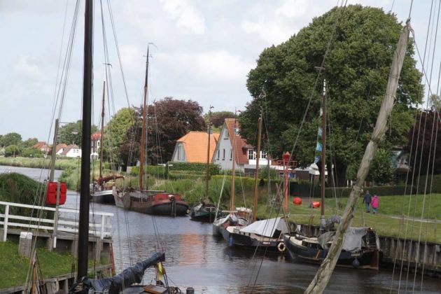 Carolinensiel in Ostfriesland - der Museumshafen auf der Harle mit historischen Plattboden-Seglern Carolinensiel in Ostfriesland - der Museumshafen auf der Harle mit historischen Plattboden-Seglern