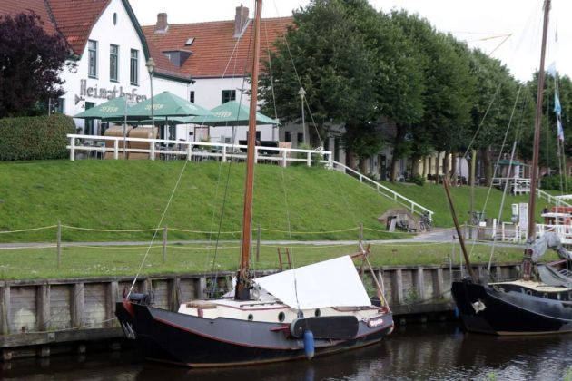 Historische Segler im Museumshafen von Carolinensiel in Ostfriesland Historische Segler im Museumshafen von Carolinensiel in Ostfriesland
