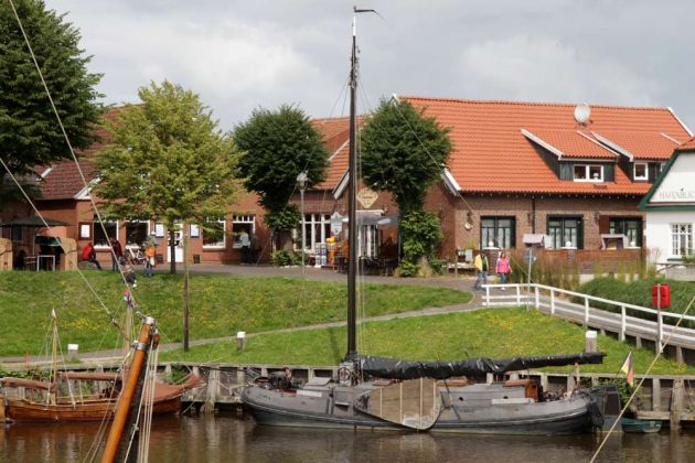 Historische Segler im Museumshafen von Carolinensiel in Ostfriesland Historische Segler im Museumshafen von Carolinensiel in Ostfriesland