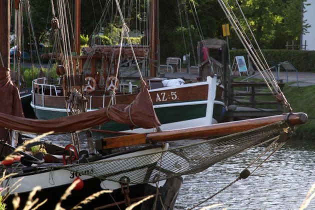 Der Museumshafen in Carolinensiel in Ostfriesland - regelmässige Törns werden mit dem historischen Segelkutter Gebrüder AZ:5 angeboten Der Museumshafen in Carolinensiel in Ostfriesland - regelmässige Törns werden mit dem historischen Segelkutter Gebrüder AZ:5 angeboten