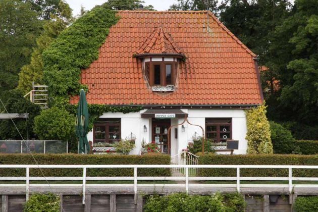 Carolinensiel in Ostfriesland - das romantische Puppen Café am Museumshafen Carolinensiel in Ostfriesland - das romantische Puppen Café am Museumshafen