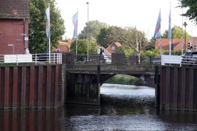 Carolinensiel in Ostfriesland - das alte Sieltor am Hafen West Carolinensiel in Ostfriesland - das alte Sieltor am Hafen West