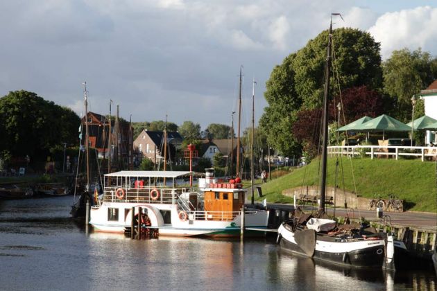 Carolinensiel in Ostfriesland im Abendlicht - der Raddampfer 'Concordia II' an seinem Liegeplatz im Museumshafen Carolinensiel in Ostfriesland im Abendlicht - der Raddampfer 'Concordia II' an seinem Liegeplatz im Museumshafen