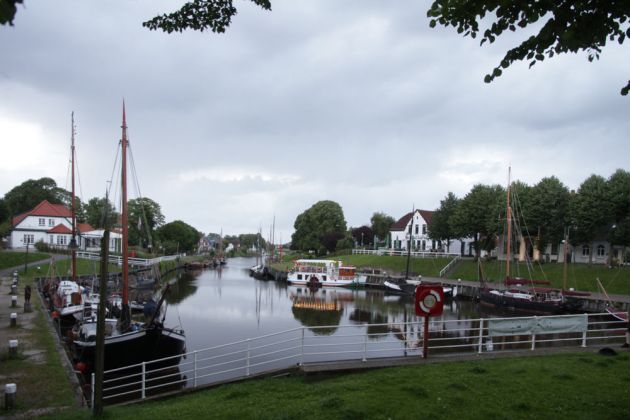 Carolinensiel in Ostfriesland - der Museumshafen im schummrigen Abendlicht Carolinensiel in Ostfriesland - der Museumshafen im schummrigen Abendlicht