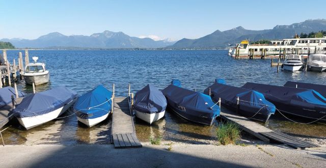 Rund um den Chiemsee - Boote in Prien-Stock mit See- und Alpenblick Rund um den Chiemsee - Boote in Prien-Stock mit See- und Alpenblick
