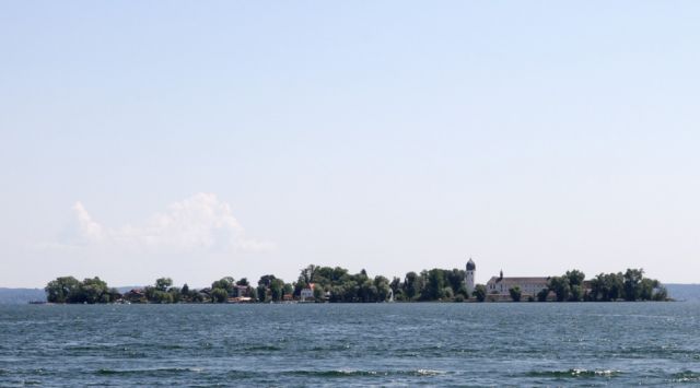 Rund um den Chiemsee - Frauenchiemsee, die Fraueninsel kommt in Sicht Rund um den Chiemsee - Frauenchiemsee, die Fraueninsel kommt in Sicht