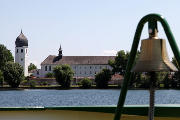 Rund um den Chiemsee - Frauenchiemsee, die Fraueninsel mit de r Abtei Frauenwörth kommt in Sicht Rund um den Chiemsee - Frauenchiemsee, die Fraueninsel mit de r Abtei Frauenwörth kommt in Sicht