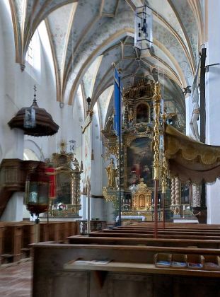 Die Fraueninsel im Chiemsee - die Innenansicht der Klosterkirche der Abtei Frauenwörth Die Fraueninsel im Chiemsee - die Innenansicht der Klosterkirche der Abtei Frauenwörth