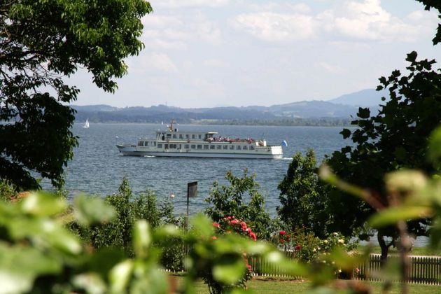 Frauenchiemsee - ein Blick von der Fraueninsel auf den Chiemsee Frauenchiemsee - ein Blick von der Fraueninsel auf den Chiemsee
