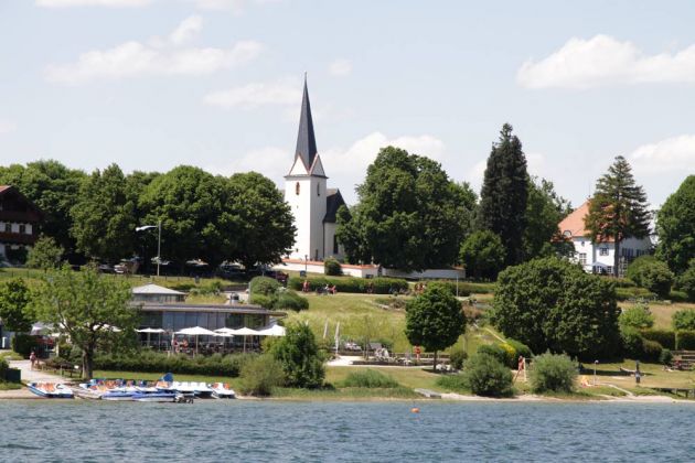 Gstadt am Chiemsee mit der Filialkirche St. Petrus Gstadt am Chiemsee mit der Filialkirche St. Petrus