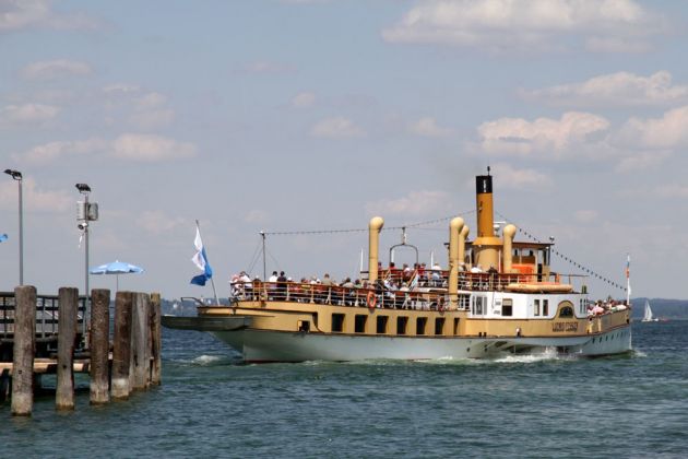Herrenchiemsee - die Anlegestelle mit dem Raddampfer 'Ludwig Fessler' des Baujahres 1926 der Chiemsee Schifffahrt Herrenchiemsee - die Anlegestelle mit dem Raddampfer 'Ludwig Fessler' des Baujahres 1926 der Chiemsee Schifffahrt