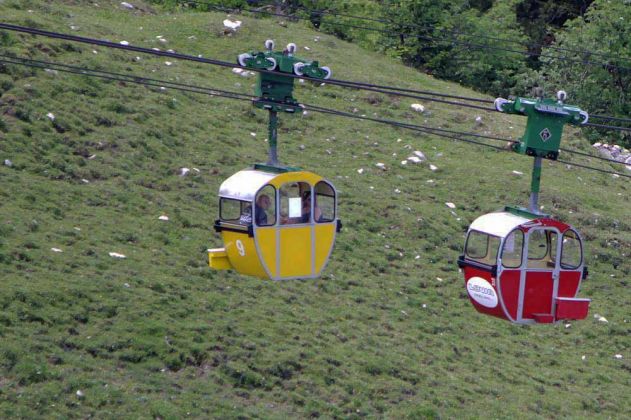 Gondeln der Kampenwandseilbahn in den Chiemgauer Alpen Gondeln der Kampenwandseilbahn in den Chiemgauer Alpen