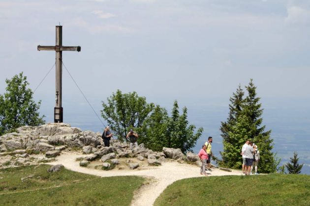 Das Holzkreuz der Katholischen Arbeitnehmer-Bewegung - KAB - auf der Kampenwand Das Holzkreuz der Katholischen Arbeitnehmer-Bewegung - KAB - auf der Kampenwand