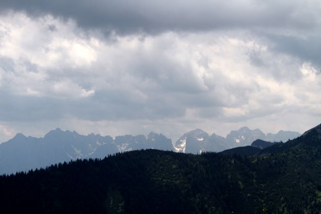 Ein Blick auf die Felszacken des Wilden Kaisers in Tirol von der Kampenwand Ein Blick auf die Felszacken des Wilden Kaisers in Tirol von der Kampenwand