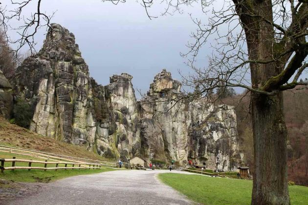 Die Externsteine im Teutoburger Wald nahe Horn-Bad Meinberg im Landkreis Lippe in Ostwestfalen Die Externsteine im Teutoburger Wald nahe Horn-Bad Meinberg im Landkreis Lippe in Ostwestfalen