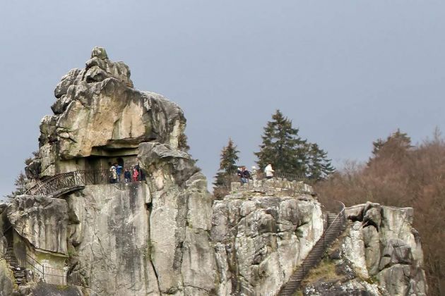 Die Externsteine im Teutoburger Wald - der Grottenfels mit Höhlen, Treppenanlage und Gipfelplateau Die Externsteine im Teutoburger Wald - der Grottenfels mit Höhlen, Treppenanlage und Gipfelplateau