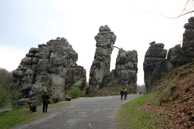 Der Blick auf die Externsteine im Teutoburger Wald von Südwesten Der Blick auf die Externsteine im Teutoburger Wald von Südwesten