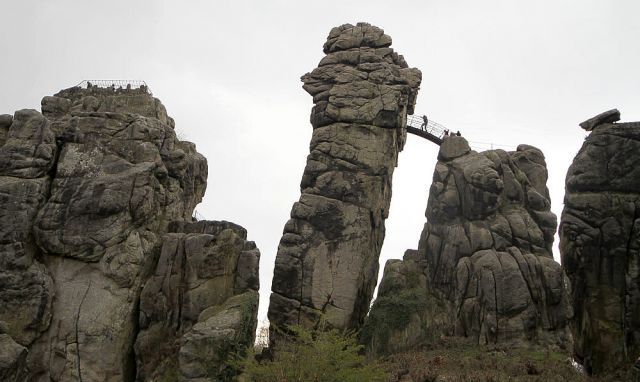 Der Blick auf den Treppenfelsen und den Turmfels der Externsteine im Teutoburger Wald von Südwesten Der Blick auf den Treppenfelsen und den Turmfels der Externsteine im Teutoburger Wald von Südwesten