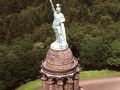 Das 1875 errichtete Hermannsdenkmal im Teutoburger Wald nahe Detmold aus der Luft