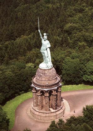 Das 1875 errichtete Hermannsdenkmal im Teutoburger Wald nahe Detmold aus der Luft Das 1875 errichtete Hermannsdenkmal im Teutoburger Wald nahe Detmold aus der Luft