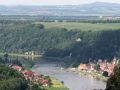 Sächsische Schweiz, Elbsandsteingebirge - der Blick von der Basteiaussicht nach Norden auf Naundorf und Stadt Wehlen