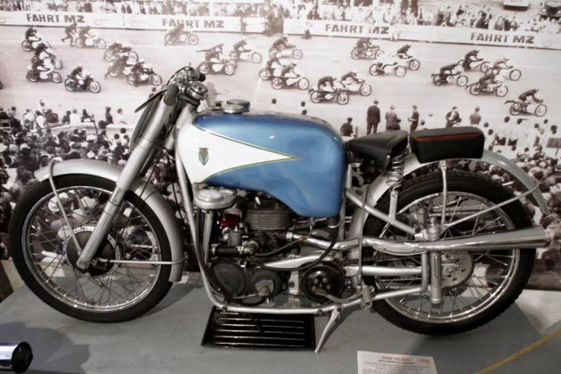 DKW US 250, Baujahr 1939 - Zweizylinder-Doppelkolben-Motor, 39 PS - Fahrzeugmuseum Chemnitz DKW US 250, Baujahr 1939 - Zweizylinder-Doppelkolben-Motor, 39 PS - Fahrzeugmuseum Chemnitz