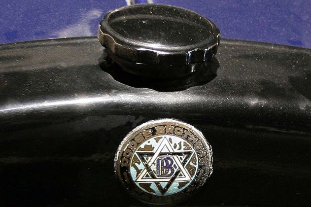 Das vom Zahn der Zeit angenagte Firmenzeichen der Dodge Brothers - Dodge 126, Bauzeit 1926 bis 1927